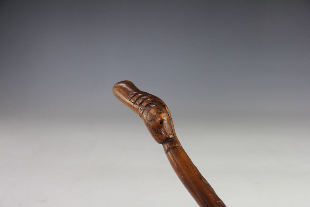 A 19th century carved wood walking cane / game keepers stick, possibly sycamore, - Bild 2 aus 3