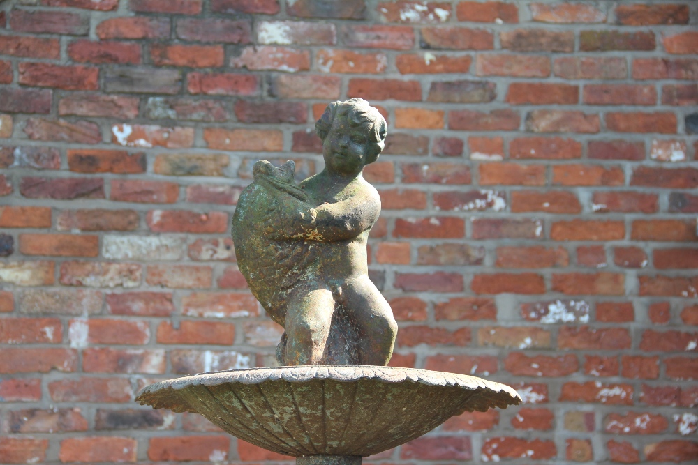 A cast iron garden fountain, modelled with a cherub below a circular pool, on dolphin base, - Bild 4 aus 6