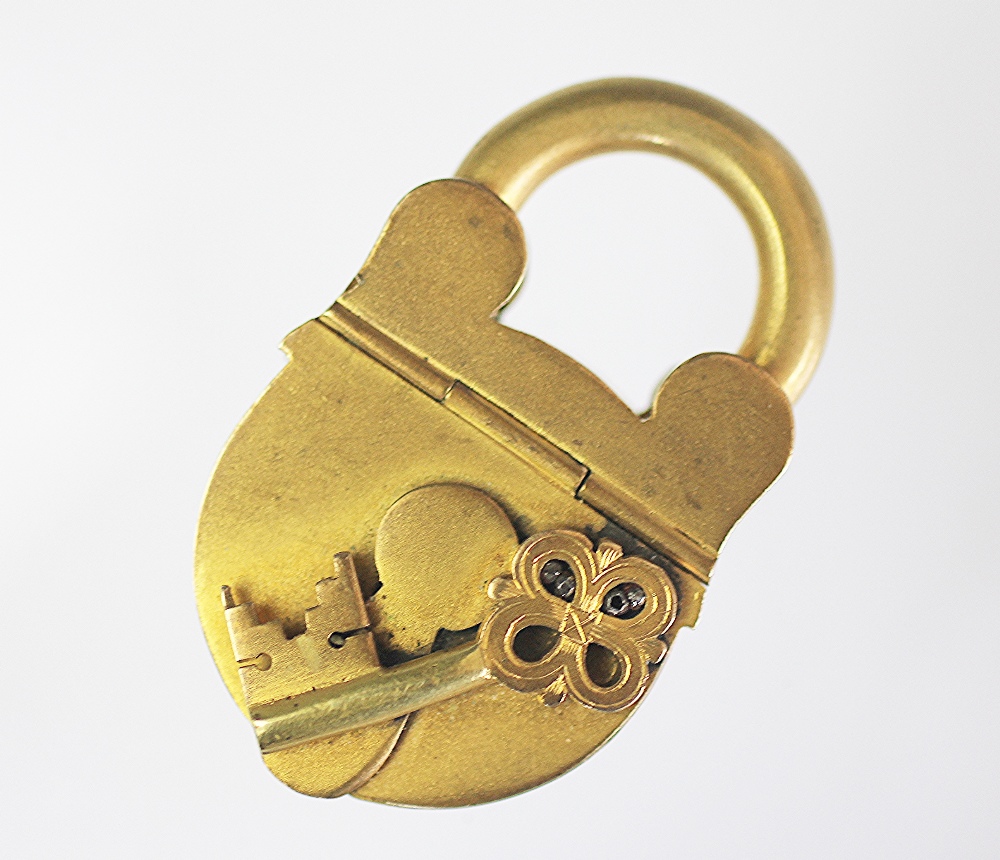 A gilt metal sovereign case, 19th century, designed in the form of a padlock and key, 5.