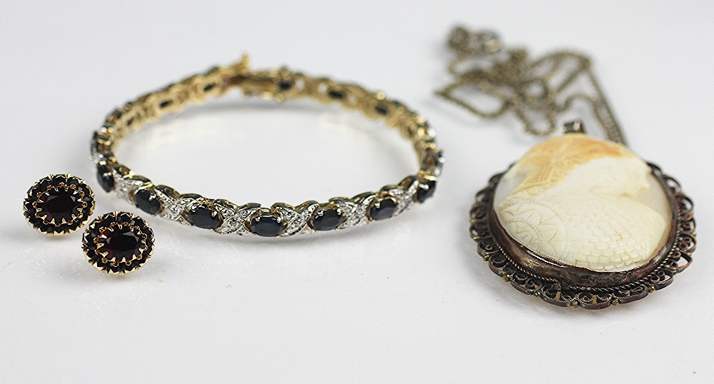 A diamond and sapphire set line bracelet, set in yellow metal, 18. - Bild 2 aus 2
