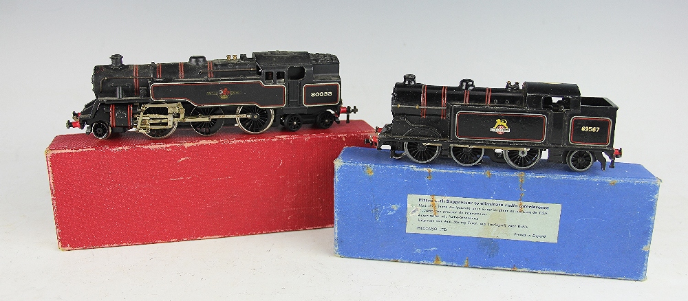 A Hornby Dublo 2218 2-6-4 Tank Locomotive, with an EDL17 locomotive,