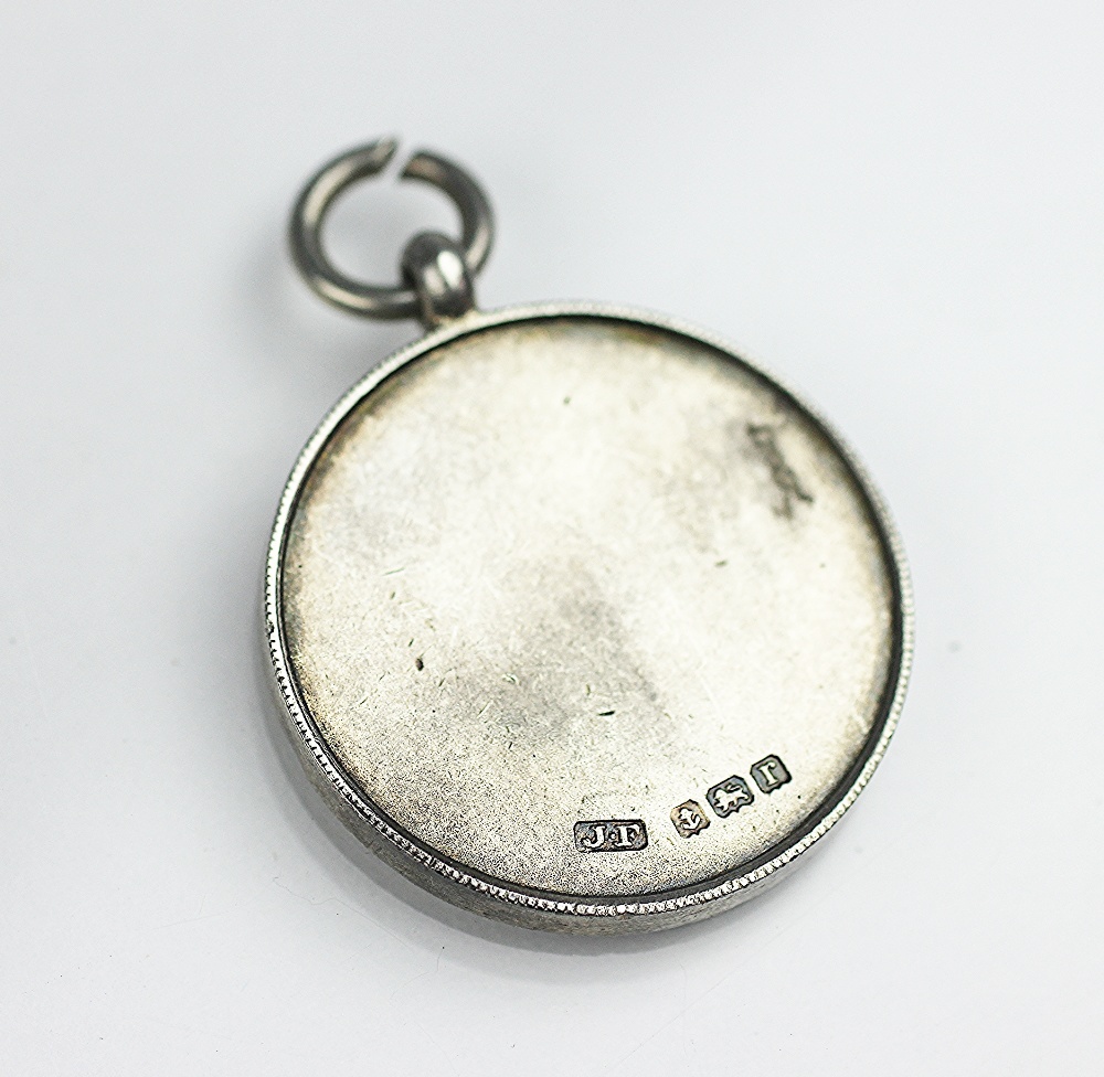 A 1916 silver token fob titled 'Pass Mrs G Kenshole To Palace', James Fenton & Co, Birmingham 1916, - Bild 2 aus 2