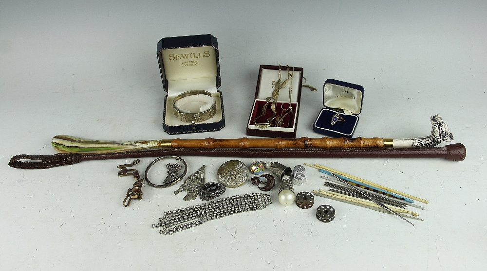 A selection of jewellery including a yellow metal necklace,