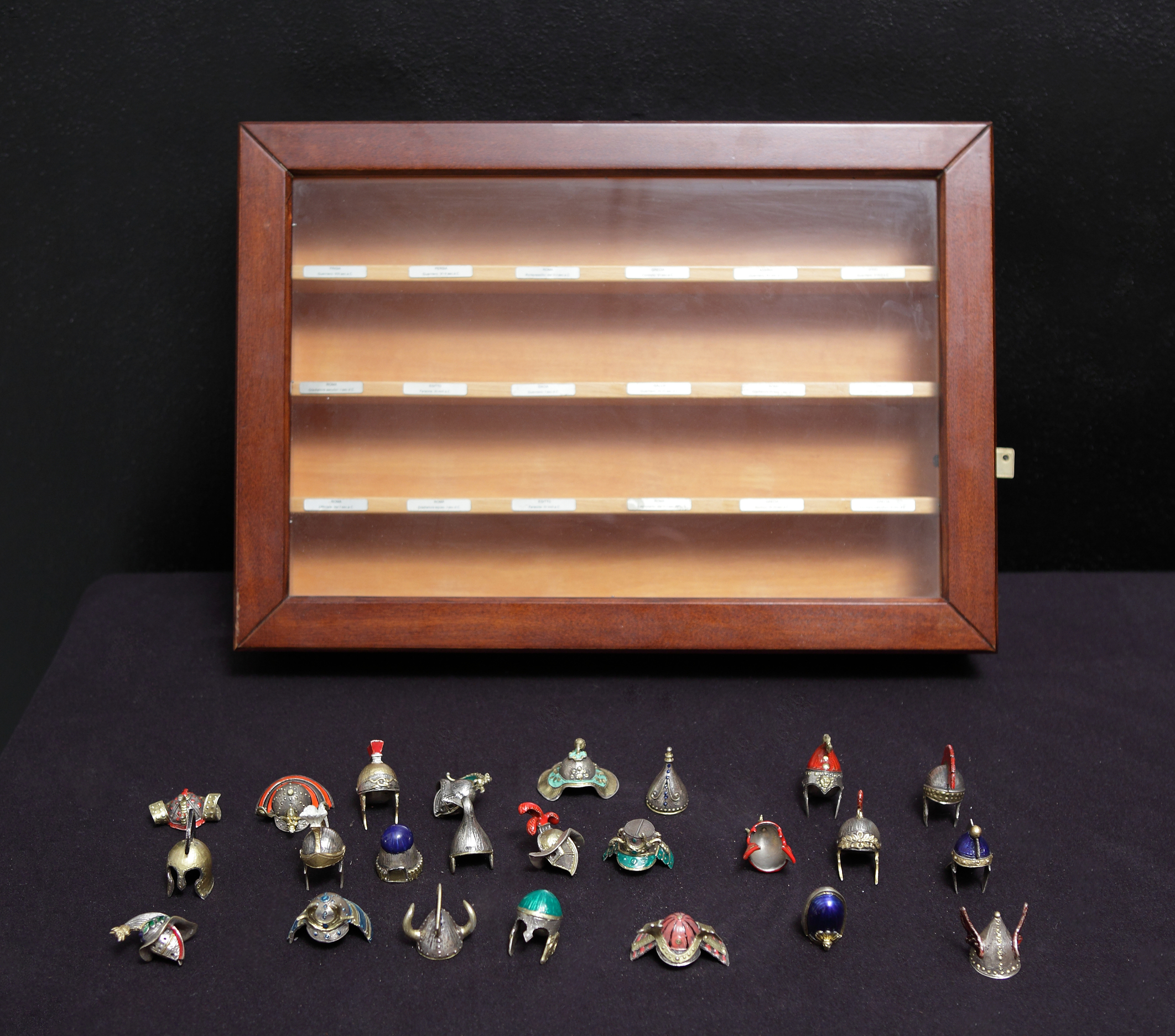 TECA CONTENENTE collezione di elmi in miniatura