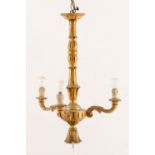 LAMPADARIO stile barocco in legno dorato a tre luci. Sicilia primi '900 Misure: h cm 61