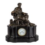 OROLOGIO in marmo nero con scultura in bronzo sovrastante raffigurante "Socrate in lettura" (usure e