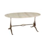 TAVOLINO ovale con base in ottone e piano in marmo. Anni '60 Misure: cm 94 x 51 x h 40