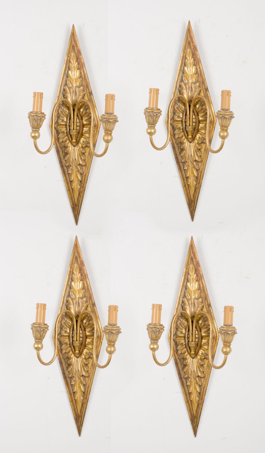 QUATTRO APPLIQUES stile Luigi XVI a due fiamme in legno e ferro dorato ad argento a mecca. Sicilia