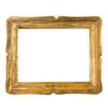 CORNICE a guantiera in legno dorato ad agento e mistura (cm 52 x 40). Sicilia XIX secolo Misure: