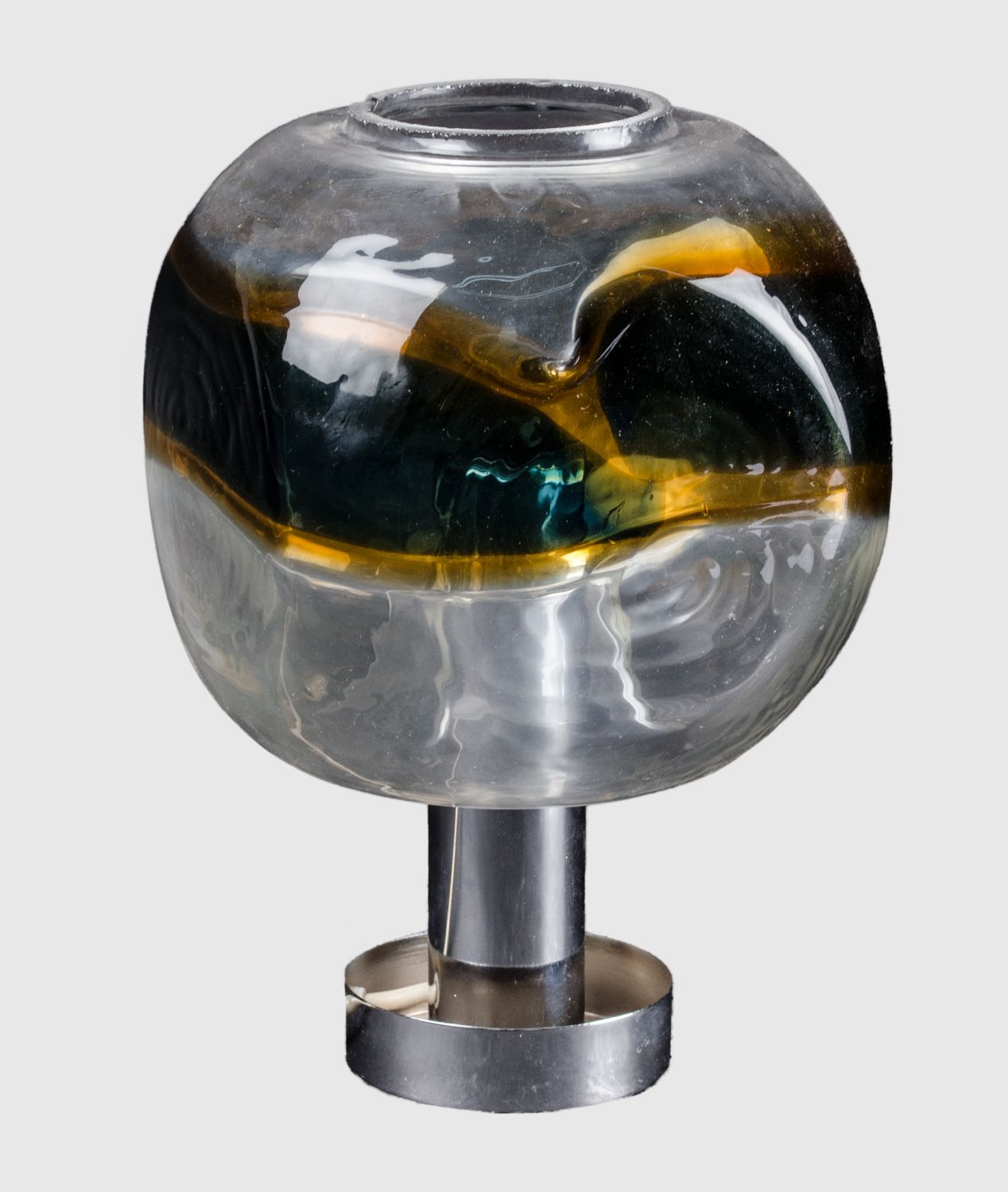 LAMPADA da tavolo in metallo con boccia in vetro. Anni '60 Misure: h cm 27,5