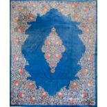 TAPPETO Kerman Imperiale, trama e ordito in cotone, vello in lana. Persia XX secolo Misure: cm 405 x