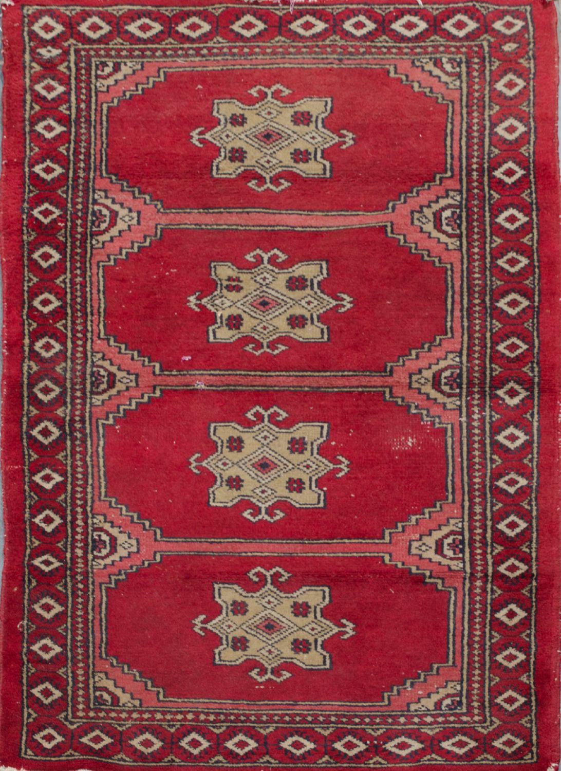 TAPPETO, trama e ordito in cotone e vello in lana. Pakistan XX secolo Misure: cm 83 x 129