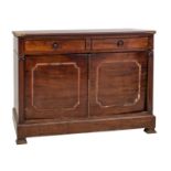 CREDENZA a due ante e due cassetti in mogano. Francia XIX secolo Misure: cm 144 x 51 x h 96