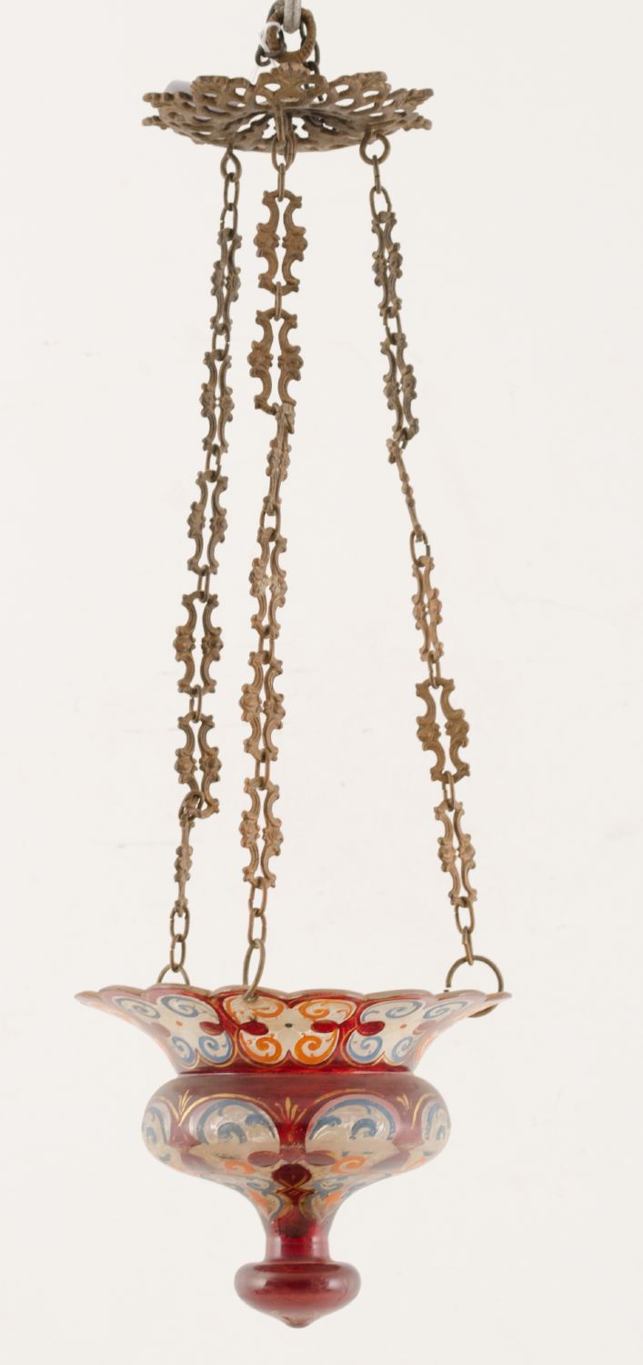 LAMPADA in vetro dipinto a mano con catena in bronzo (difetti). Venezia XIX secolo Misure: h cm 48