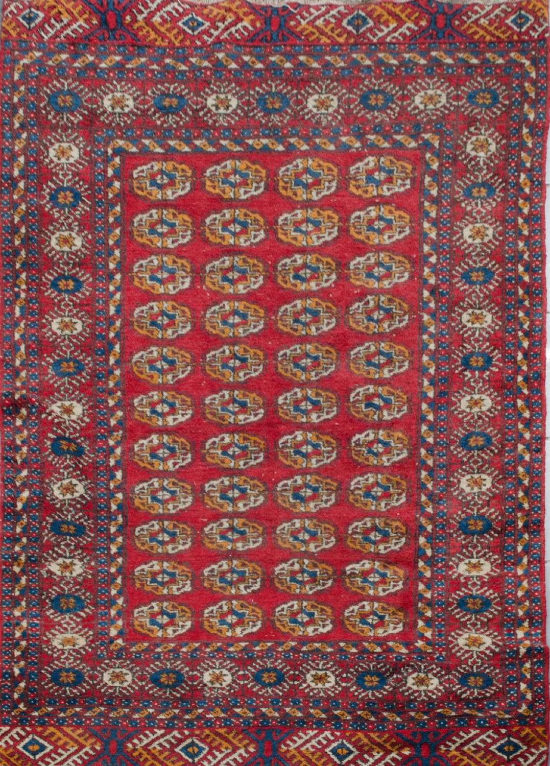 TAPPETO turcomanno persiano, trama e ordito in cotone e vello in lana. XX secolo Misure: cm 188 x
