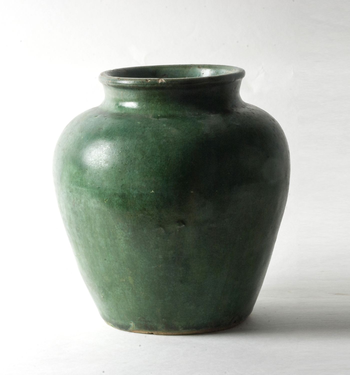 PICCOLA BOCCIA in ceramica smaltata nei toni del verde. Cina XV-XVI secolo Misure: h cm 19