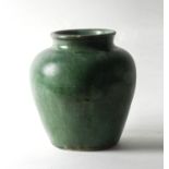 PICCOLA BOCCIA in ceramica smaltata nei toni del verde. Cina XV-XVI secolo Misure: h cm 19