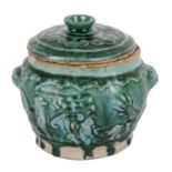 VASO con coperchio in maiolica smaltata nei toni del verde decorato con animali a rilievo. Cina XV