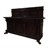 BUFFET stile rinascimentale a tre ante con alzata in noce. Sicilia primi '900 Misure: cm 230 x 65