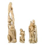 TRE SCULTURE in avorio raffiguranti "scimmie" (rotture e mancanze). Cina fine '800 Misure: h cm 15 -