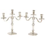 COPPIA CANDELABRI a tre fiamme in argento (g. 905). Italia XX secolo Misure: h cm 31,5