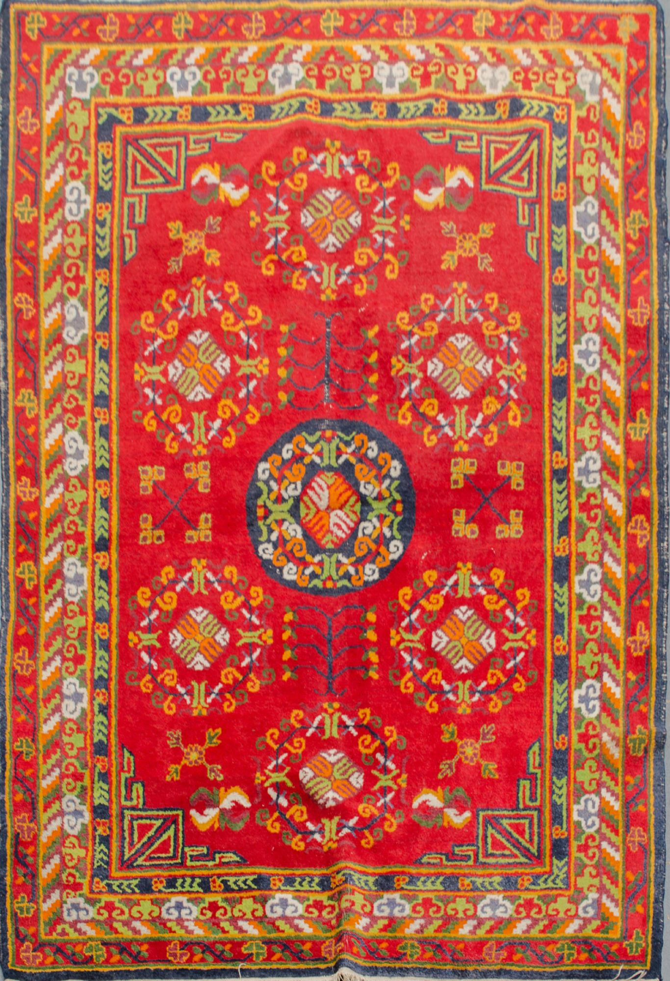 TAPPETO, trama e ordito in cotone, vello in lana. Tibet XX secolo Misure: cm 185 x 132