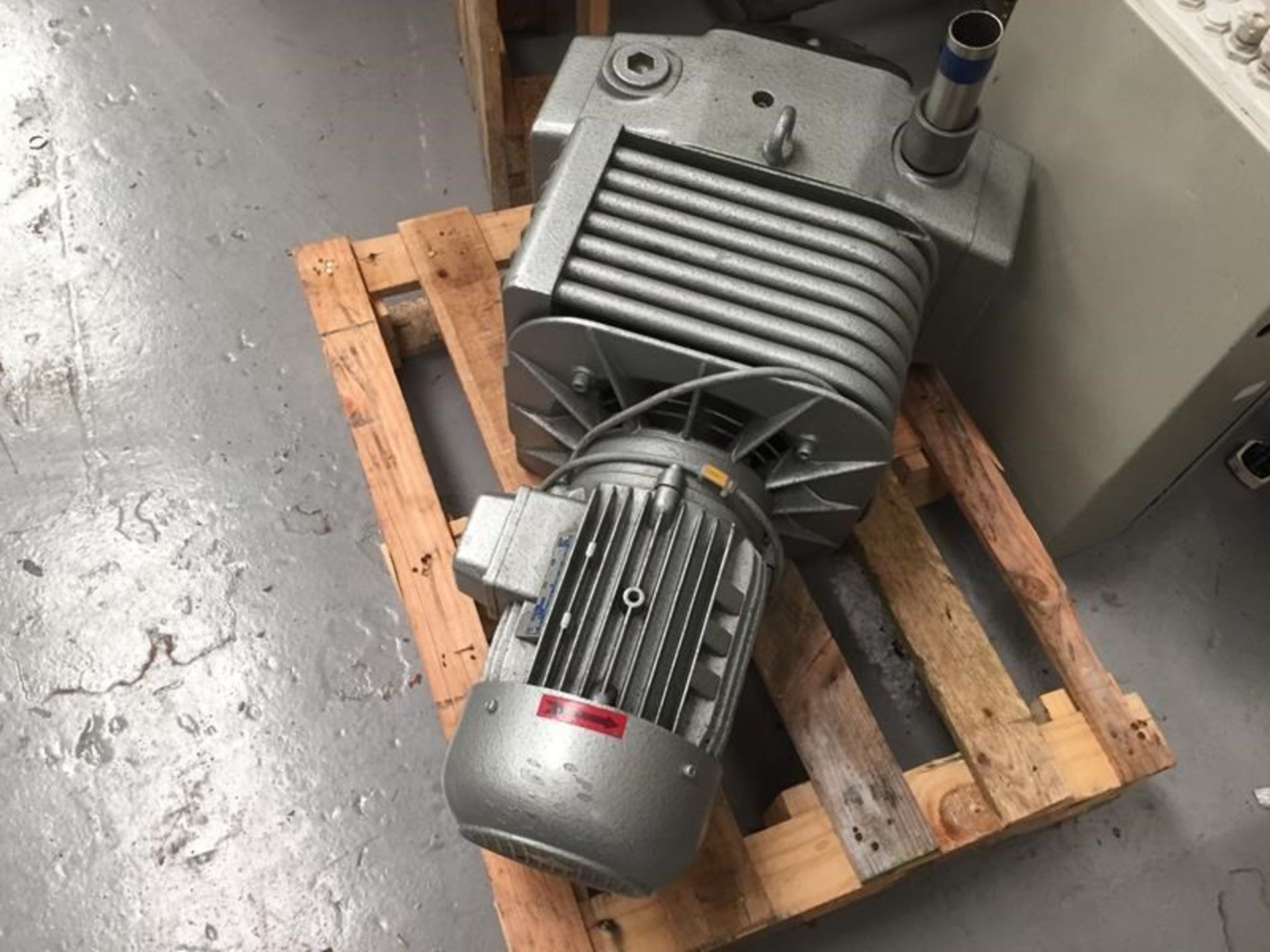 Busch Vacuum Pump - Image 4 of 7