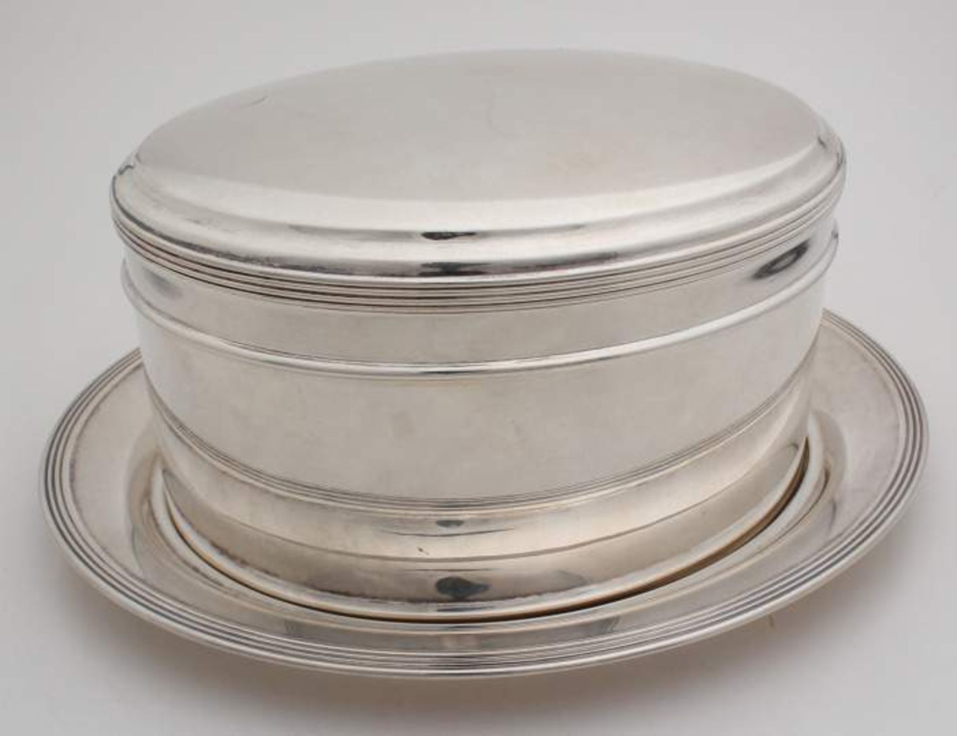 Beautiful silver biscuit tin with saucer, Dutch 835/000. Oval smooth biscuit tin decorated with