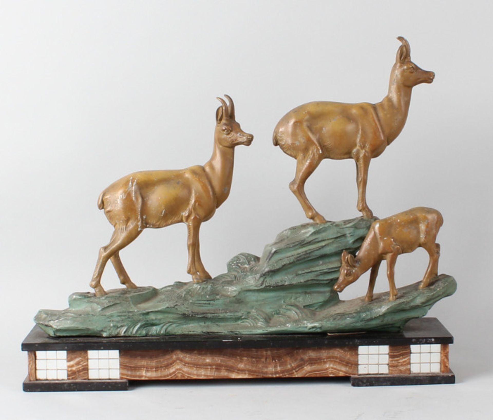 Copositiemetalen Art Deco statue with marble base two-colored patina depicting three chamois on