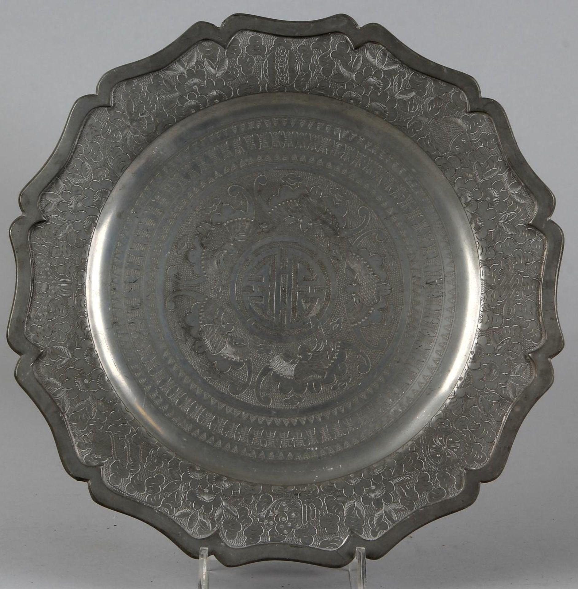 Persian engraved pewter dish, scalloped rim, 1st half of 20th century in good condition, ø27cm.
