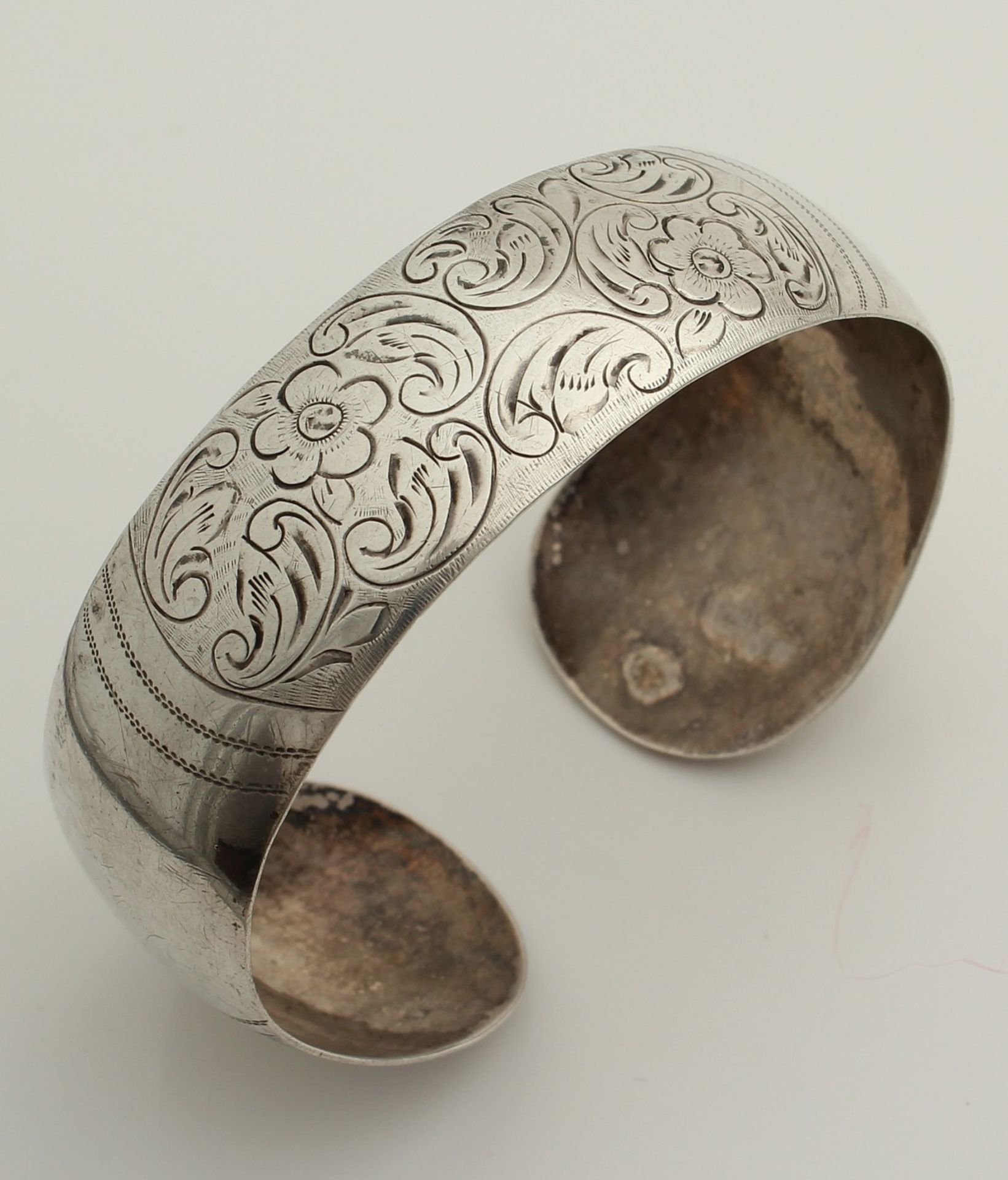 Silver clamp, 835/000, with engraving operation. Wide boll opened clamp decorated with floral