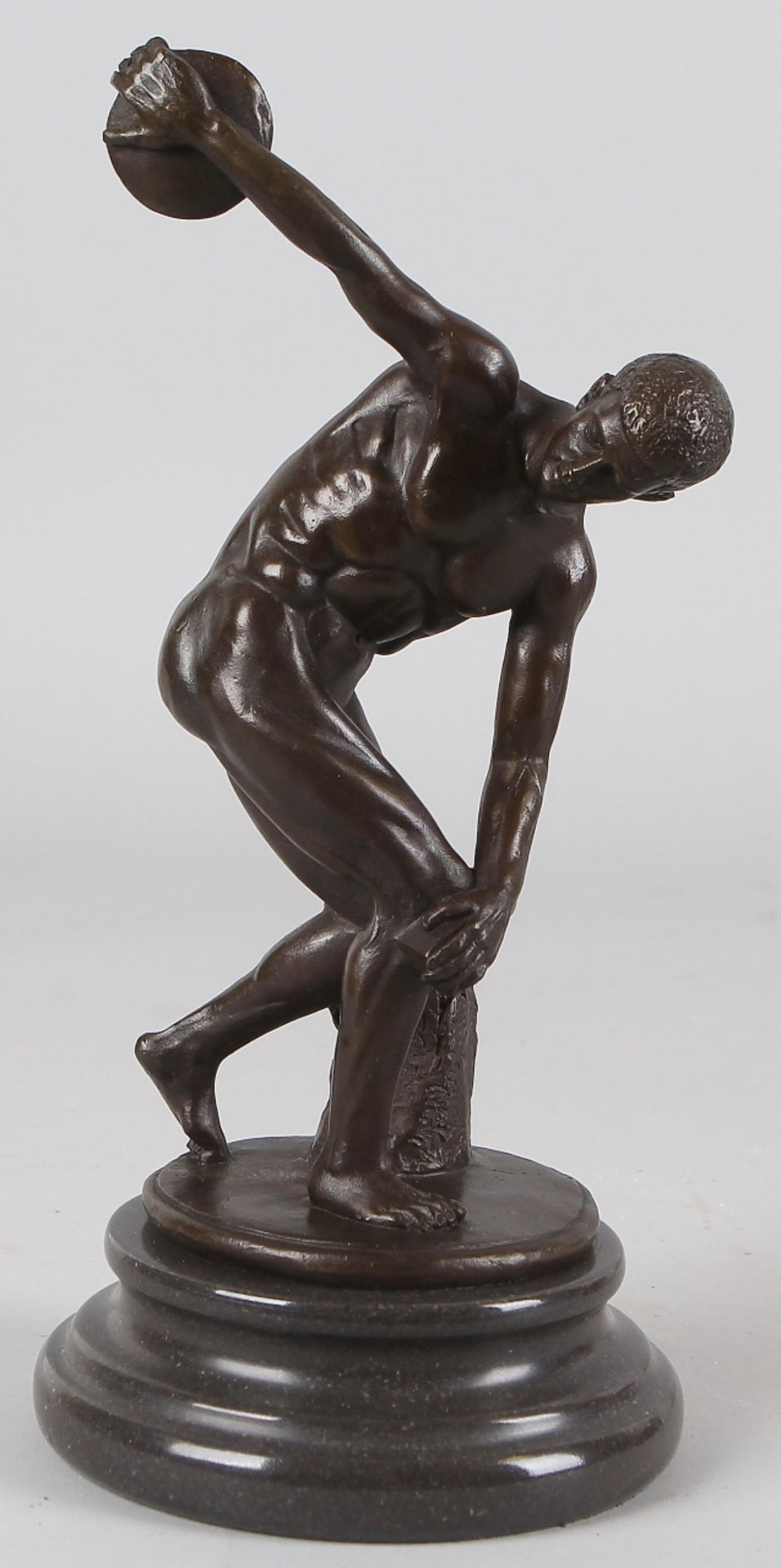 Bronze discus thrower in Roman marble pedestal 21st century unnoticed, 27cm. Cond; G Bronze