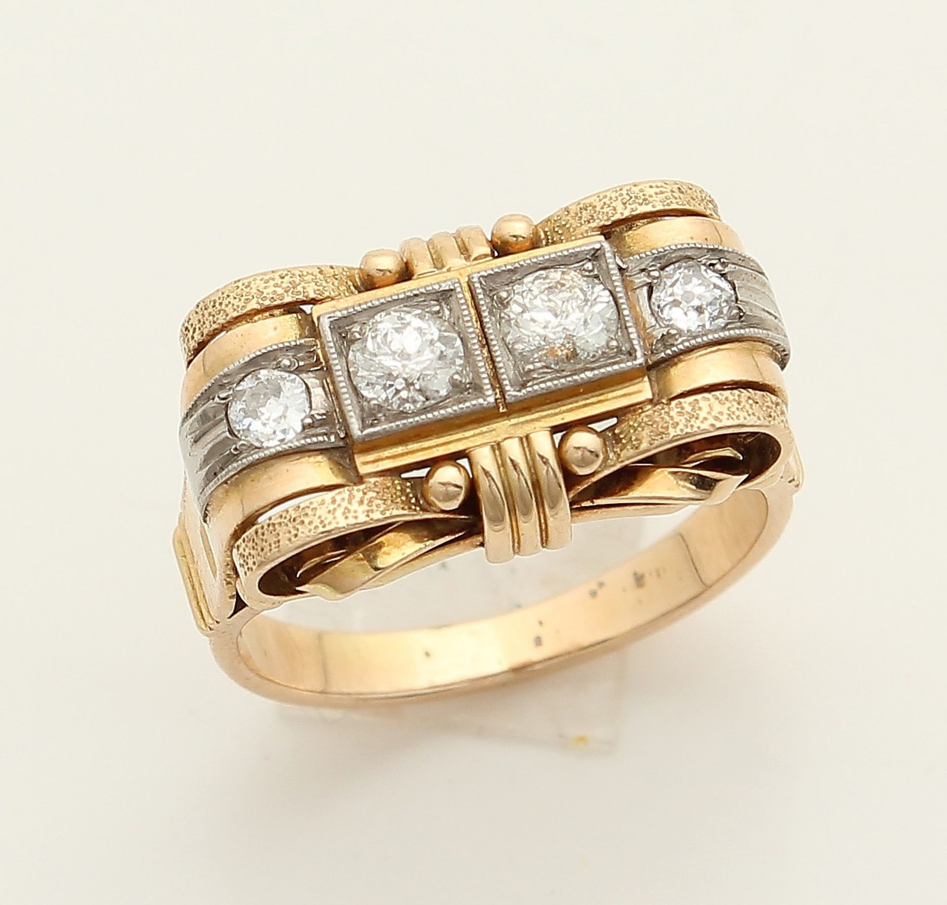 Beautiful spacious ring, GG 585/000 with four diamonds. Generous ring, Art Deco style, with flat top