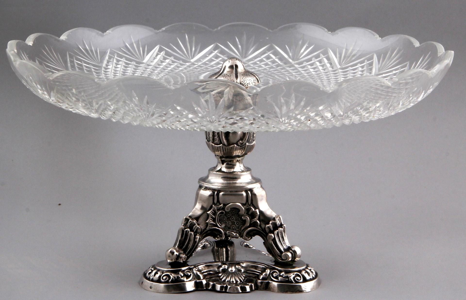 Fine crystal silver tazza on foot. Round crystal bowl with scalloped edge, star and ruitslijpsel