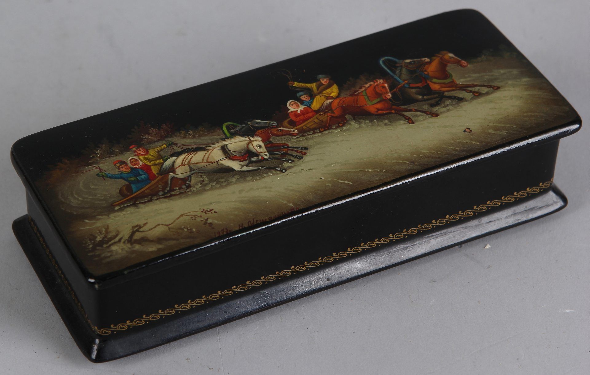 Old Russian lacquer box painted, signed in 1972, with sleigh race performance, good condition 4x16,