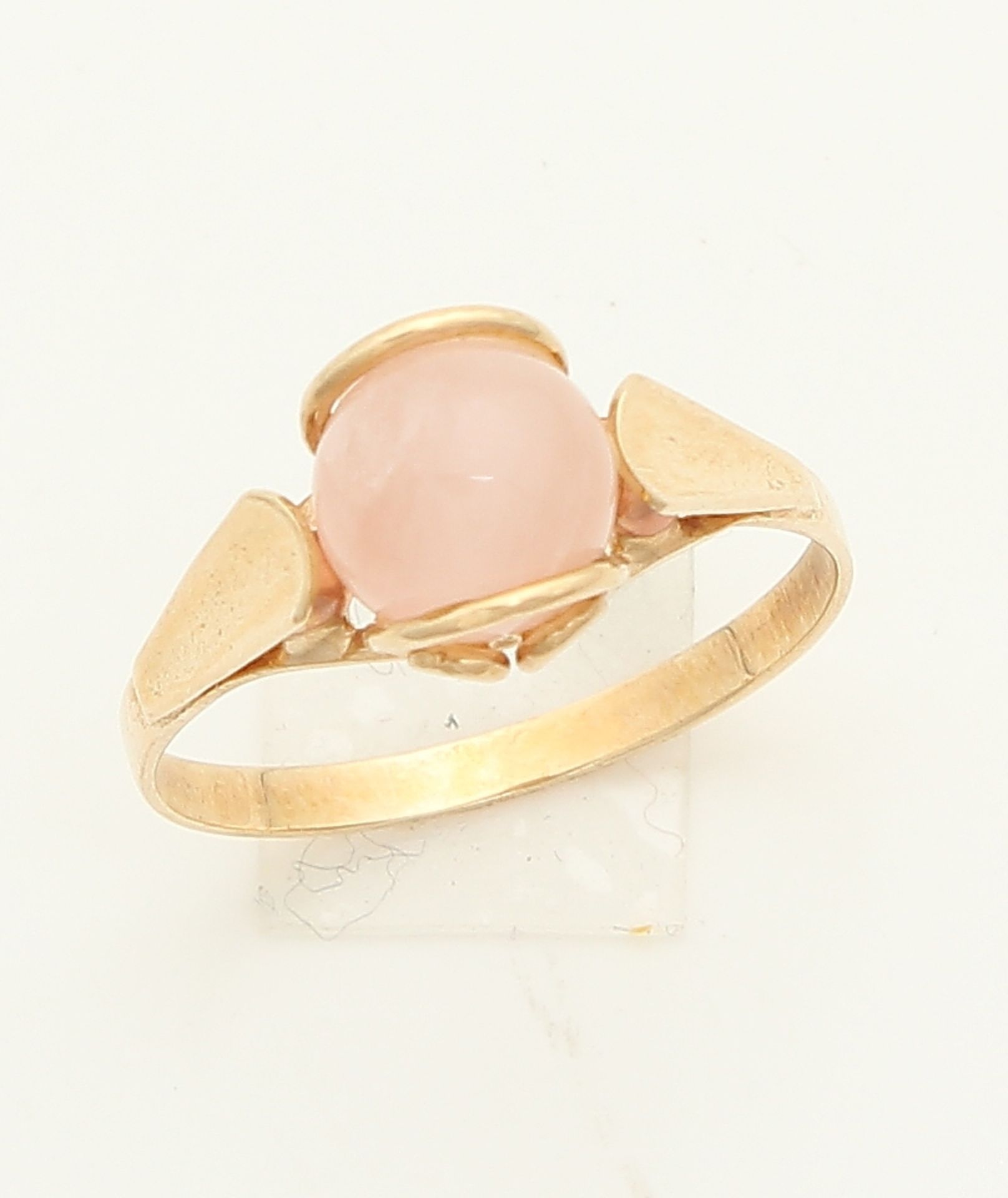 Elegant gold ring, 585/000, with rose quartz bead. Fine elegant ring to headline a bead of rose