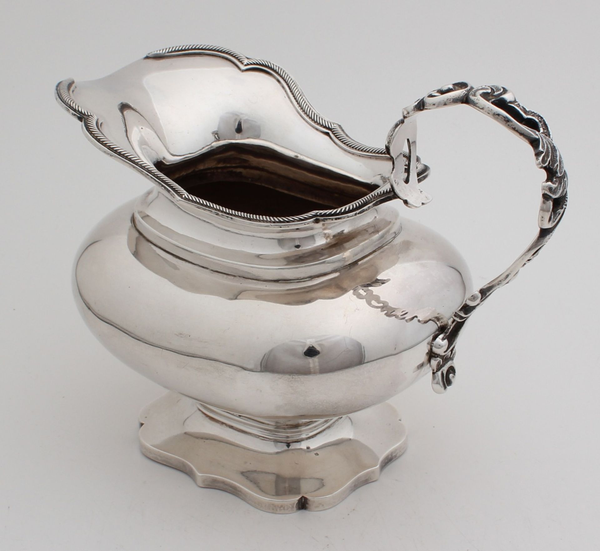 Beautiful silver creamer, 925/000, a molded foot. With twisted fringe on top and finely openwork