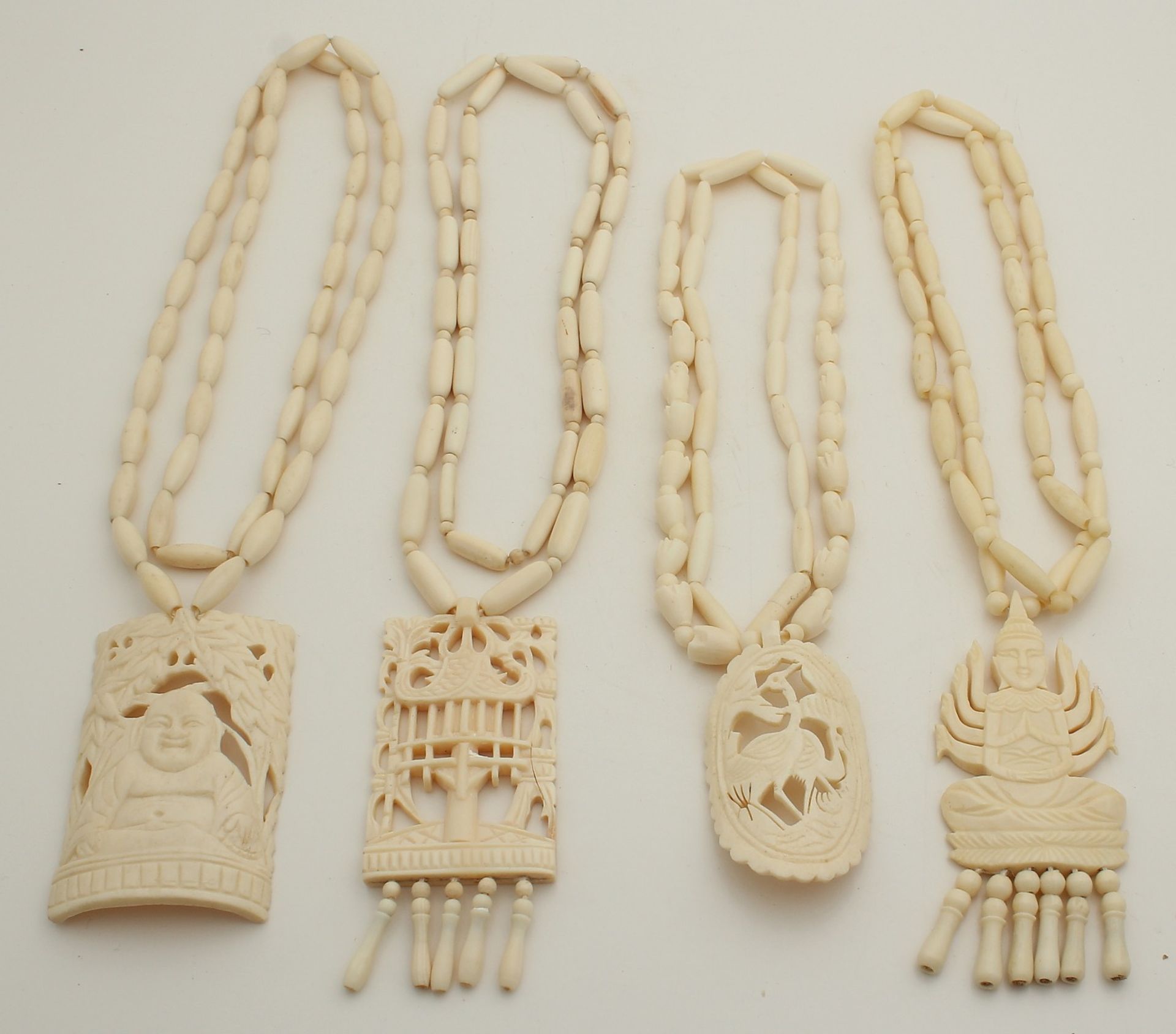 Lot jewelery with ivory, consisting of four ivory necklaces with marquis-shaped links with large