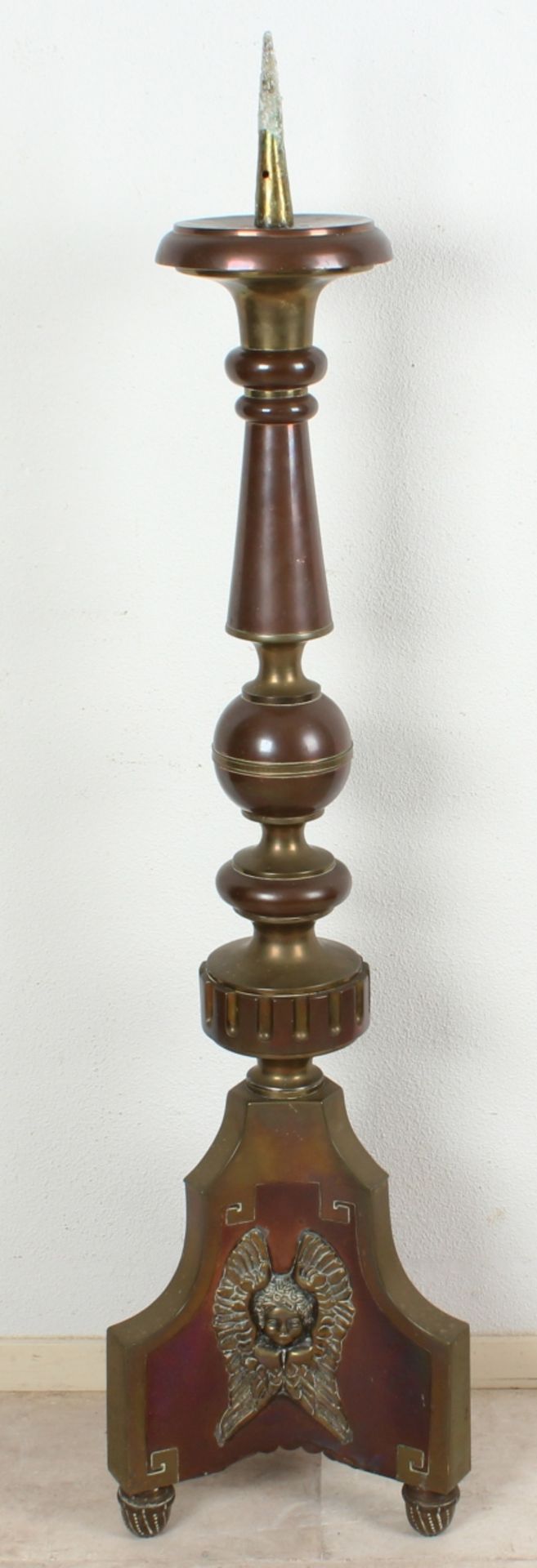 Very large 19th century brass candlestick in Baroque style, with cherubijnkoppen, 135cm. Cond; G