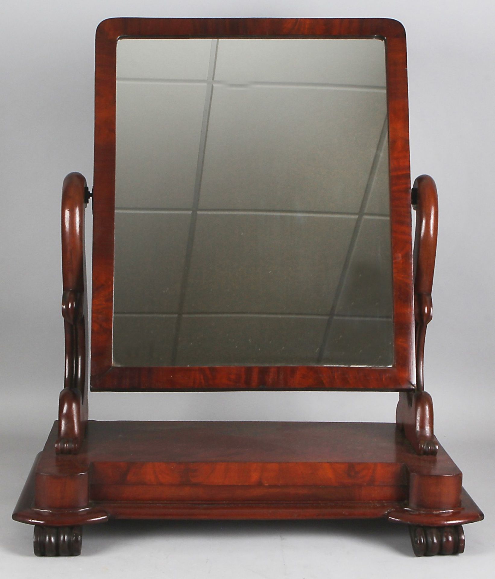 English 19th century mahogany vanity mirror in good condition, 73x57x33cm. Cond: G Englisch des