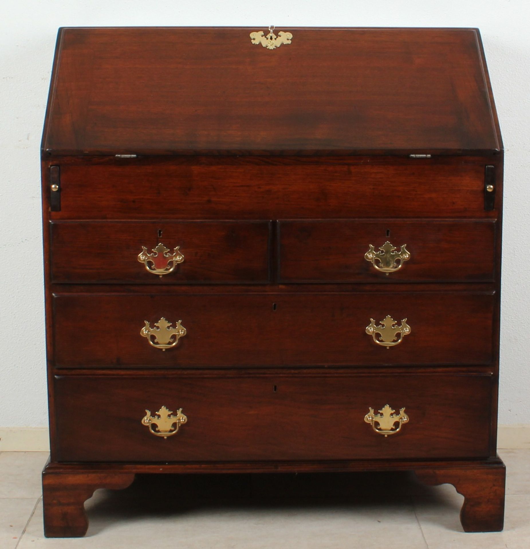 Beautiful English oak writesecretaire style furniture 20th century, in very good condition, nice