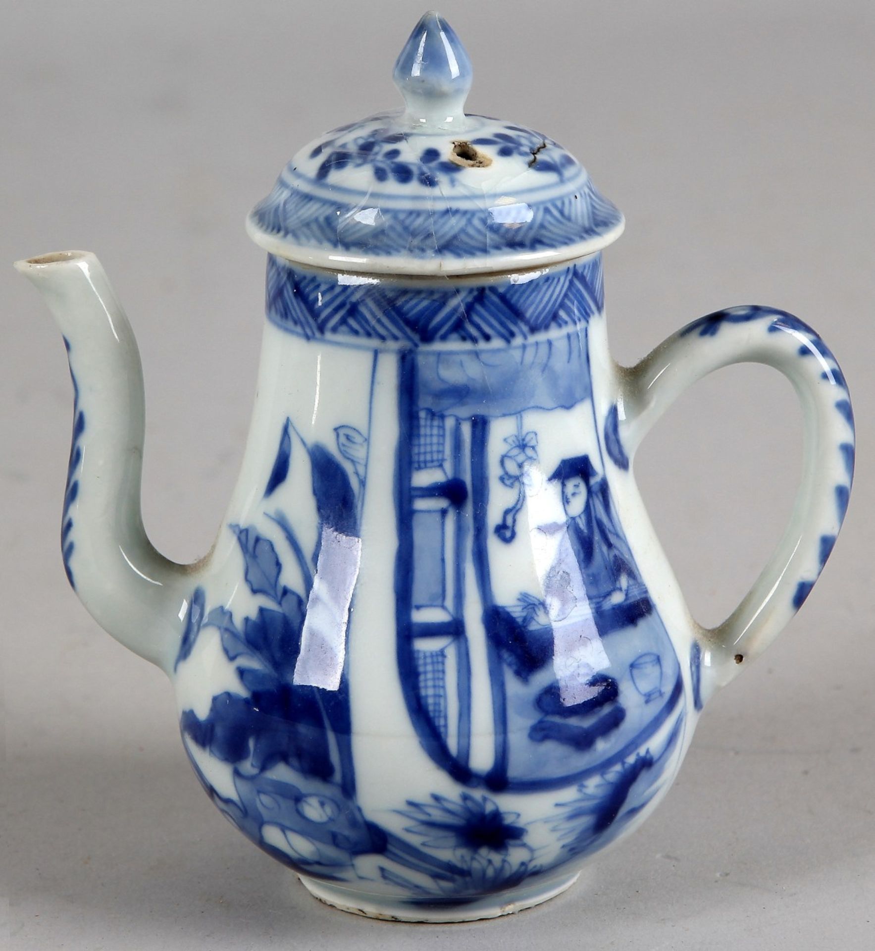 Chinese porcelain teapot Kang XY with figures, 17th / 18th century, cover damaged 12,5cm Cond: R