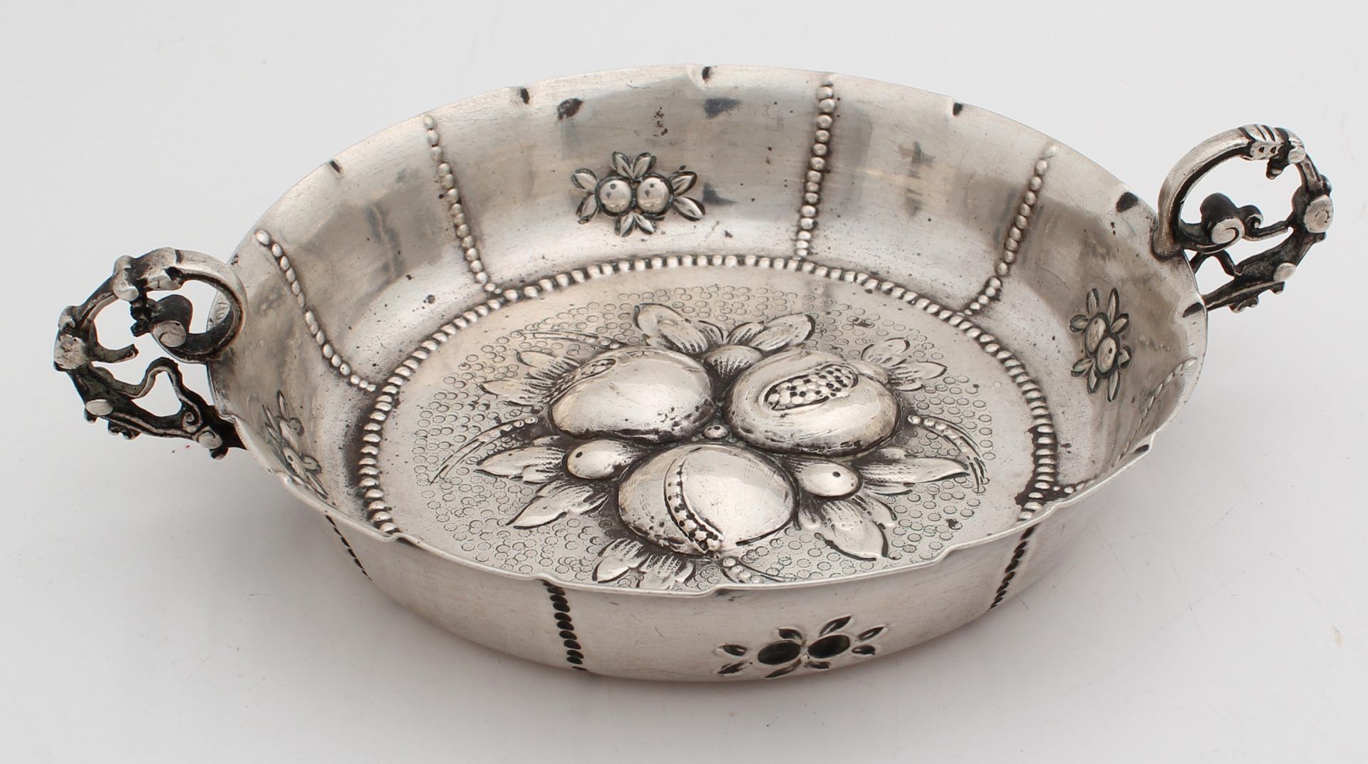 Brandewijnkom silver, 800/000, German. Beautiful bowl with raised edge with pearl and scalloped