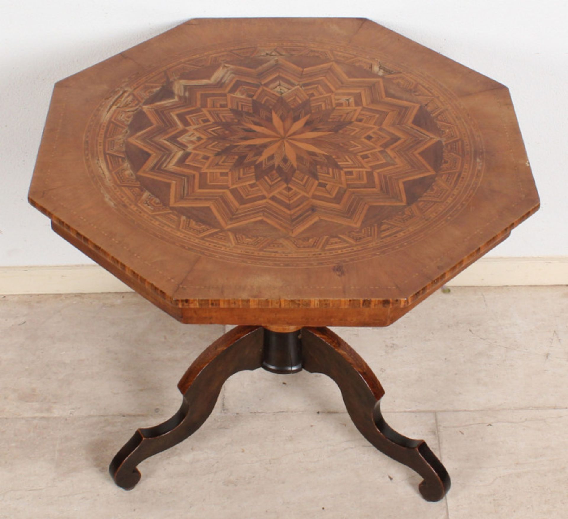 Nineteenth century table with marquetry, inlaid walnut on top and 3spant leg, around 1840, octagonal - Image 2 of 2