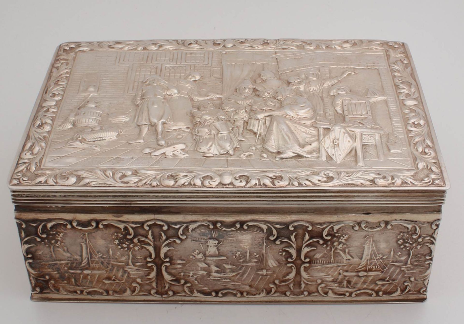 Very fine biscuit tin, silver, 835/000. A richly driven rectangular drum with hinged lid includes