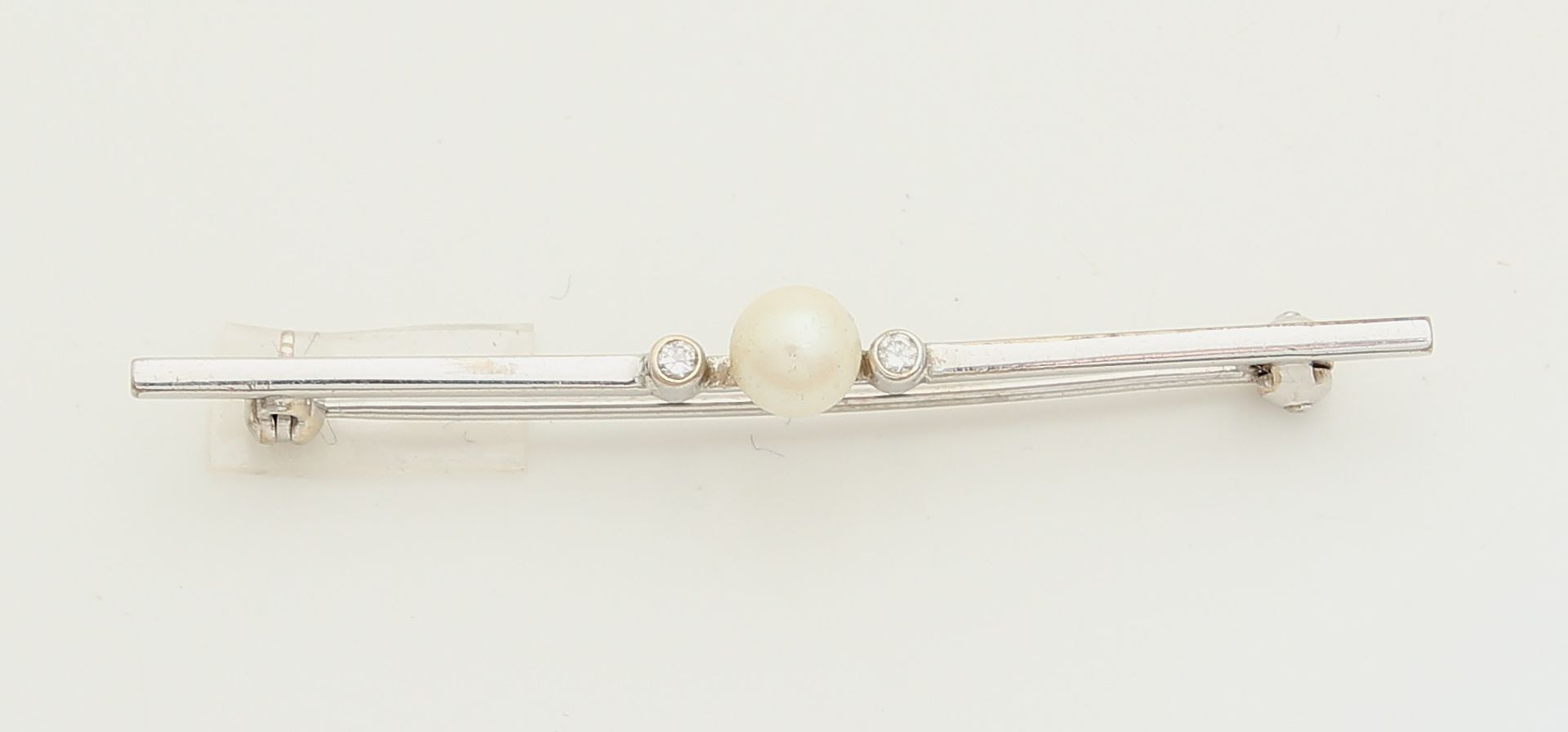 White gold bar brooch, 585/000, with pearl and brilliant. Rod Brooch with a central cultivé pearl