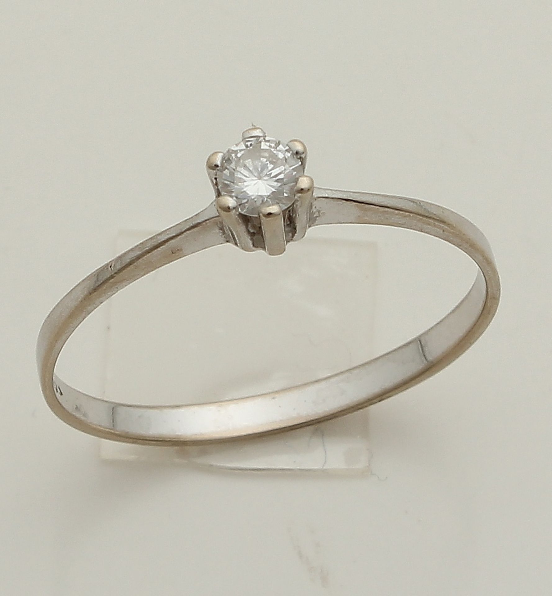 White gold solitaire ring, 585/000, with brilliant. Ring zespoots chaton features brilliant cut