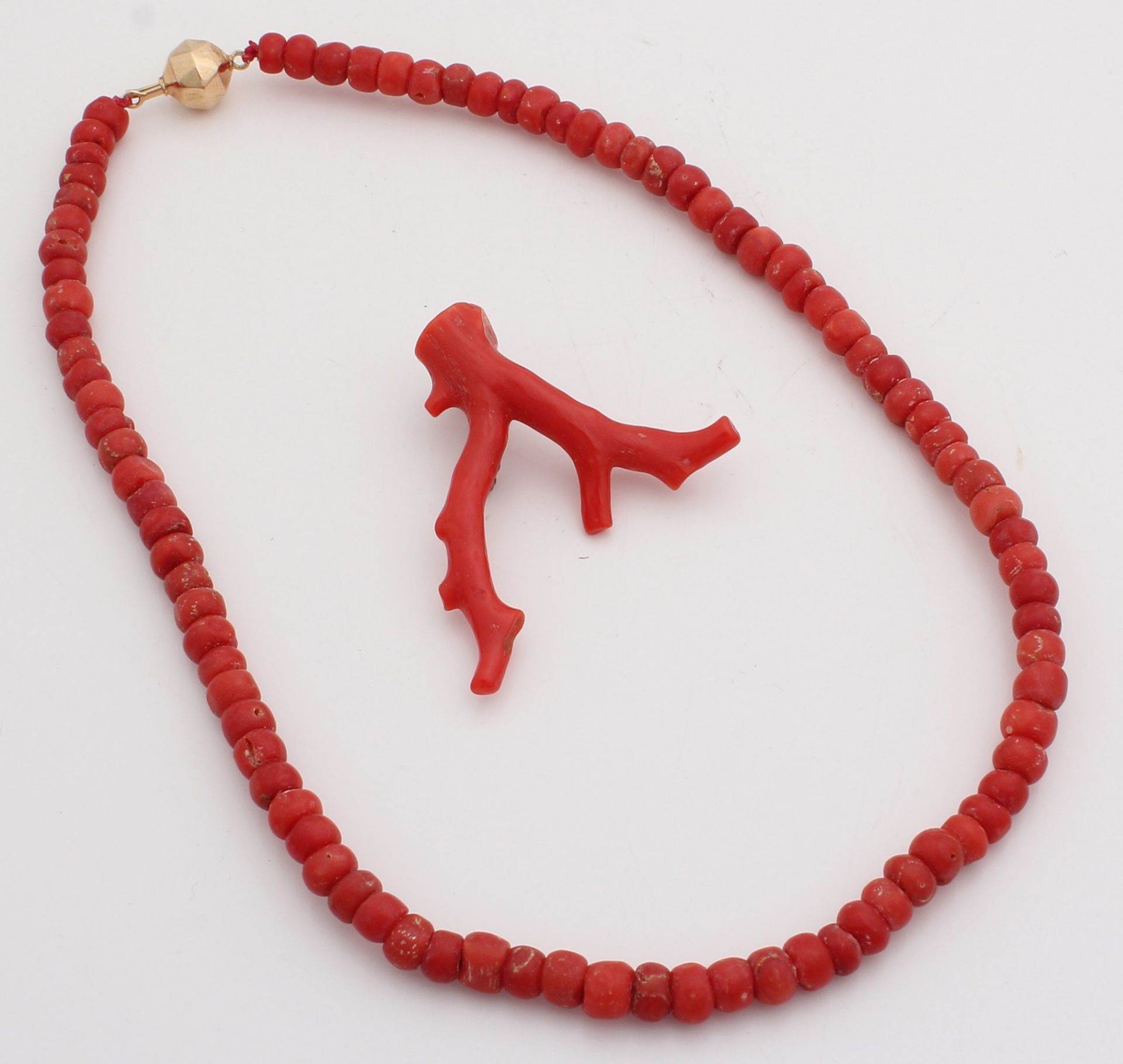 Blood Coral Necklace and brooch. Necklace of red coral, ø 5x4mm, with gold clasp, 585/000, faceted