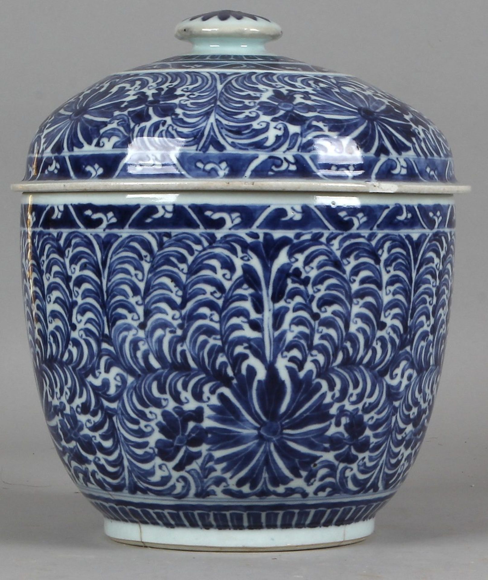 Large Chinese porcelain lidded with floral decor 17-18th century, hairline and chip 26xø22cm.