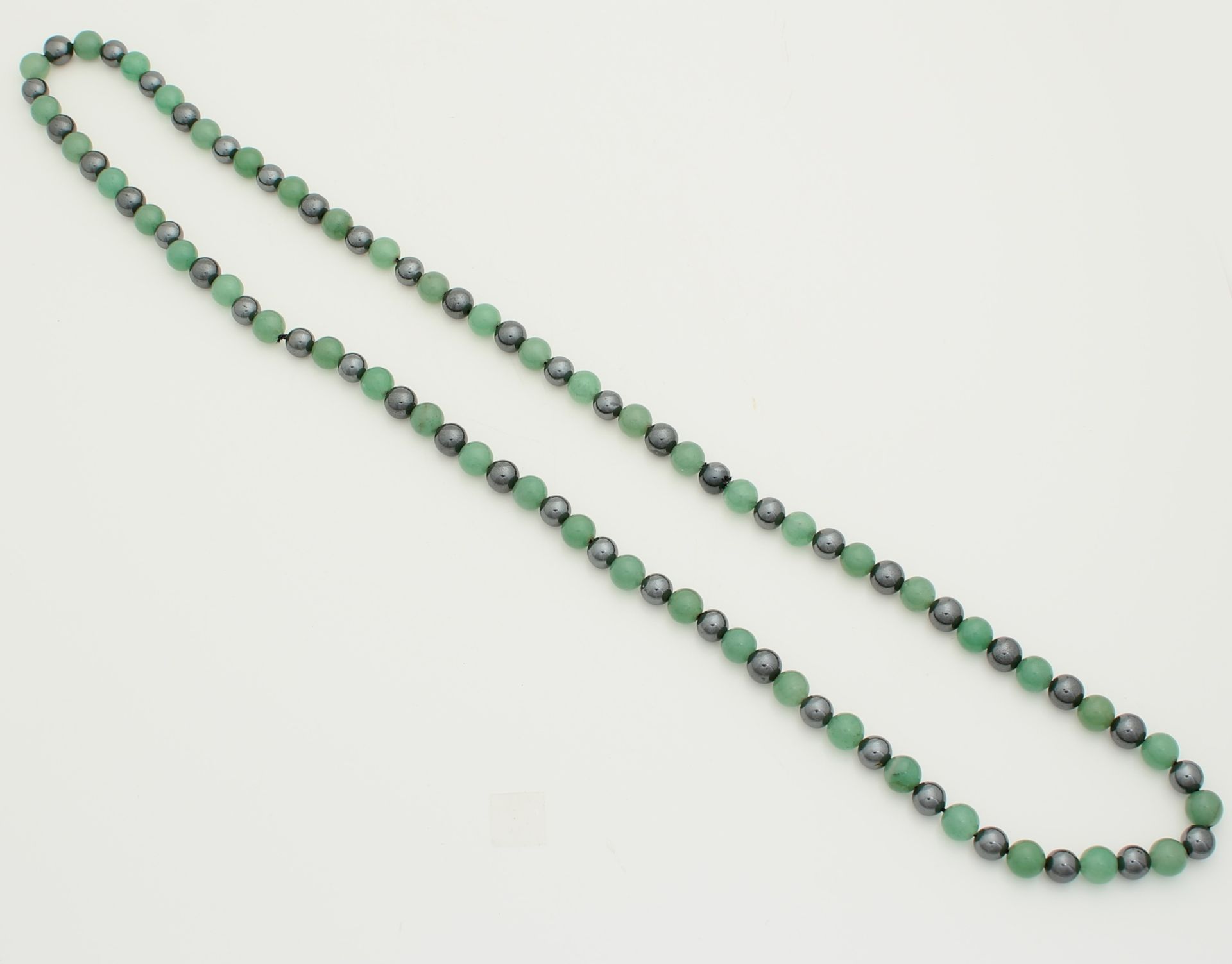 Collier hematite and jade beads, round and knotted. Without closure. Length 70 cm. Collier Hämatit